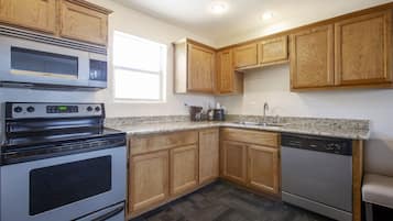 Premier Suite | Private kitchen | Fridge, microwave, coffee/tea maker