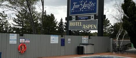 Piscine extérieure en saison