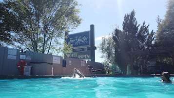 Una piscina al aire libre de temporada