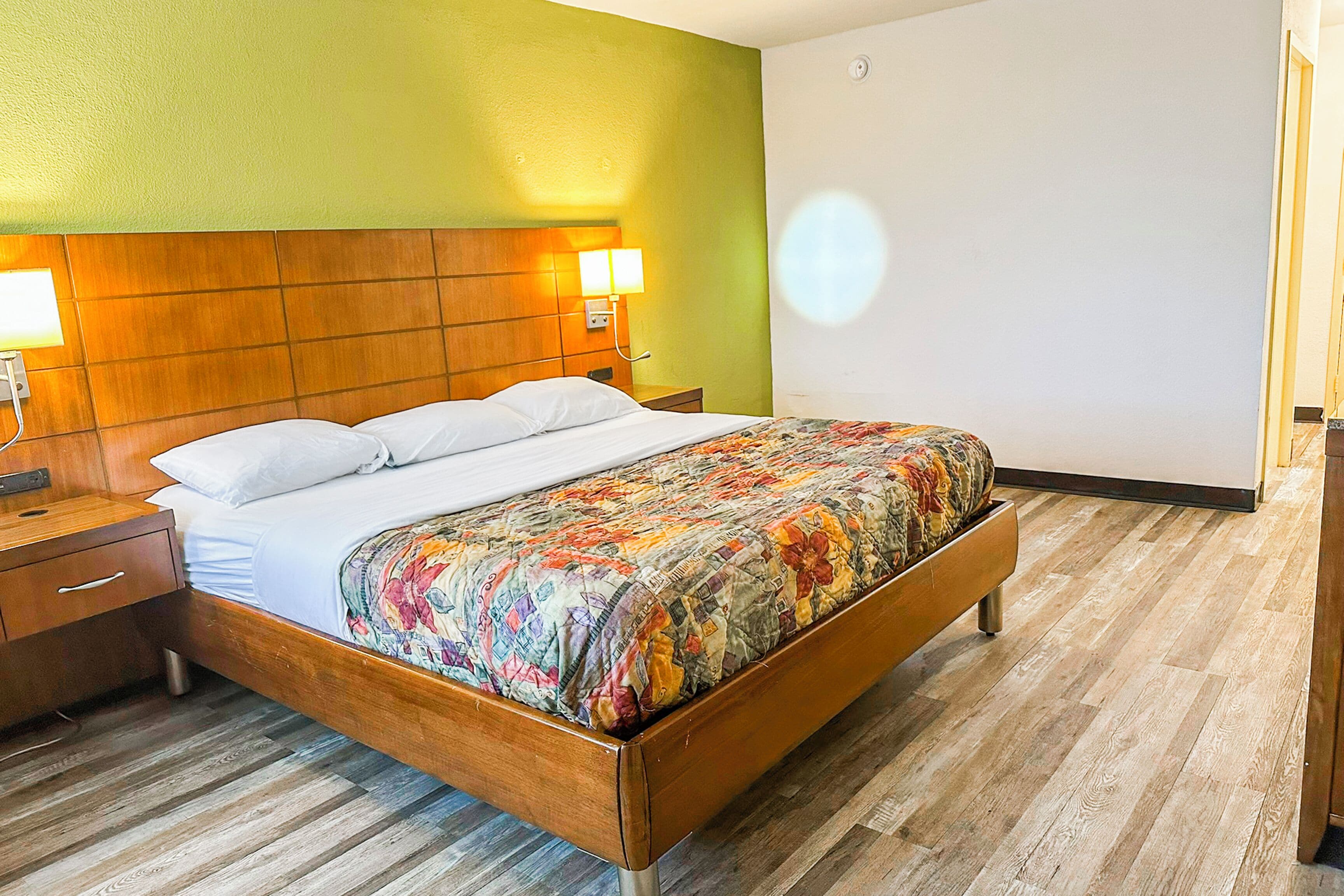 Rom, 1 kingsize-seng, tilgjengelighetstilpasset badekar, ikke-røyk | Sengetøy av topp kvalitet, strykejern/-brett og wi-fi (inkludert)