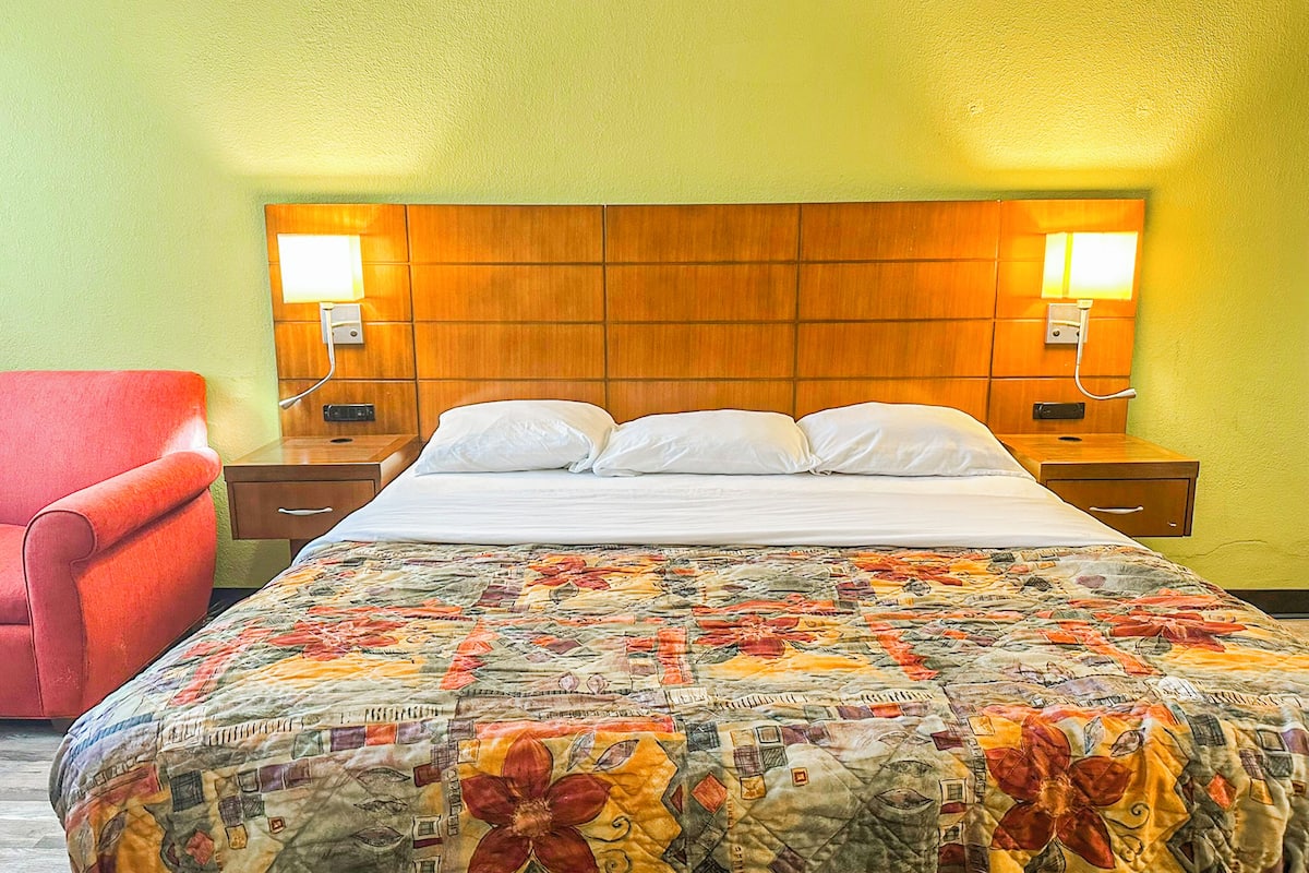 Premium bedding, iron/ironing board, free WiFi, alarm clocks