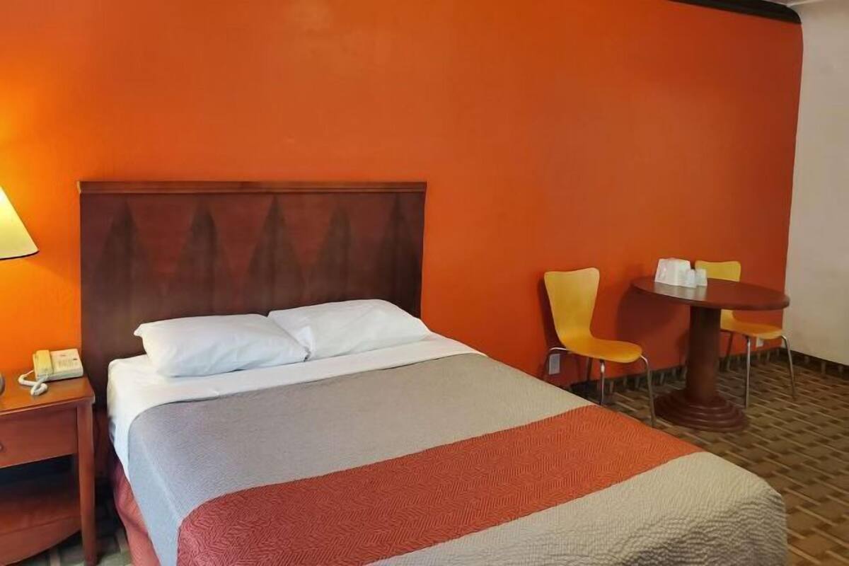 Premium bedding, desk, soundproofing, WiFi (free)