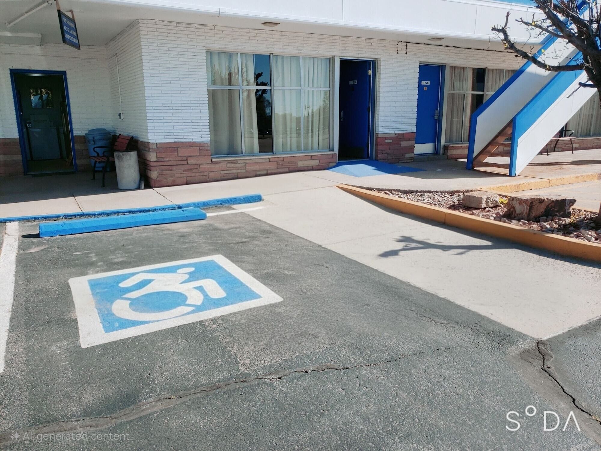 Een parkeerplaats met een gehandicaptenparkeerplaats, aangeduid met een blauw-wit symbool.