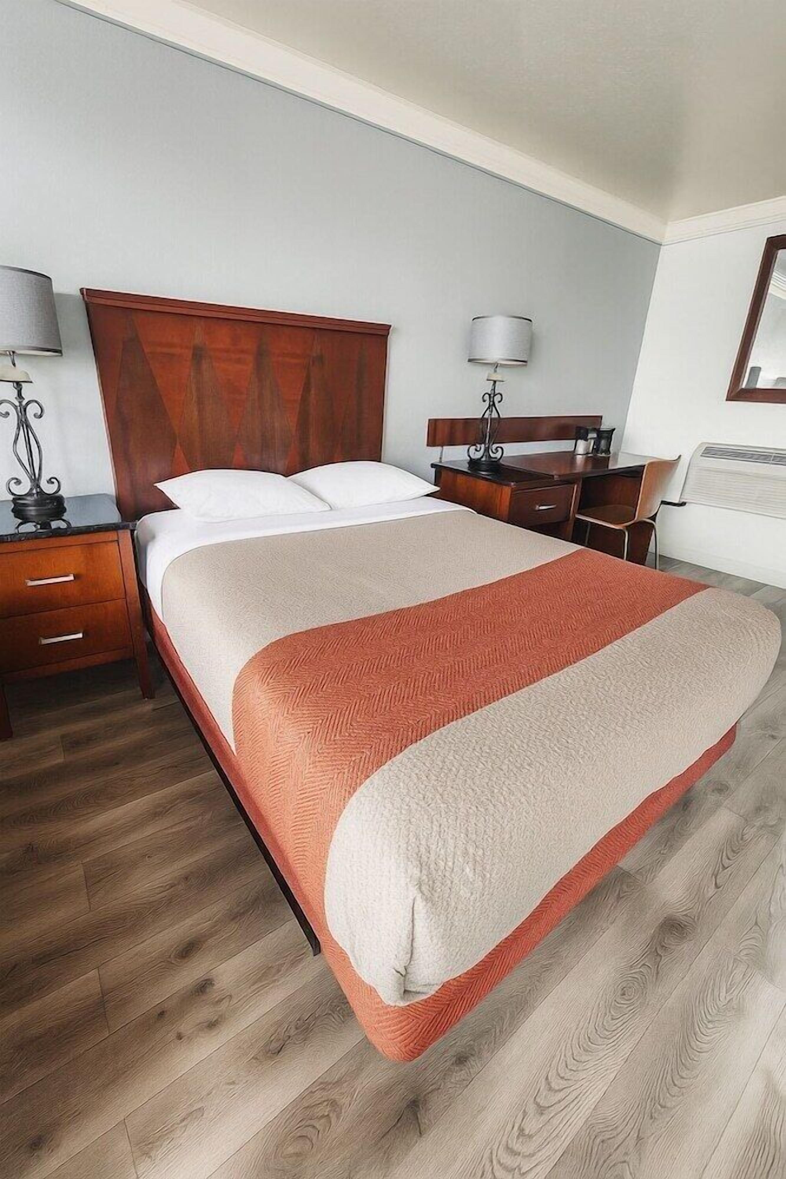 Deluxe-huone, 1 keskisuuri parisänky, tupakointi kielletty, jääkaappi ja mikroaaltouuni | Ylelliset vuodevaatteet, yksilöllisesti sisustettu