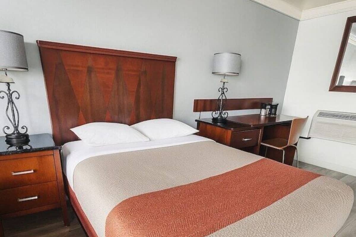 Deluxe-huone, 1 keskisuuri parisänky, tupakointi kielletty, jääkaappi ja mikroaaltouuni | Ylelliset vuodevaatteet, yksilöllisesti sisustettu