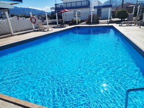 Una piscina al aire libre de temporada