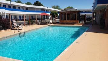 Kauden mukainen ulkouima-allas