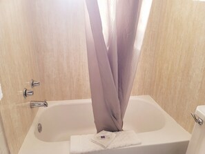 Suihkun ja ammeen yhdistelmä, ilmaiset hygieniatuotteet, pyyhkeet