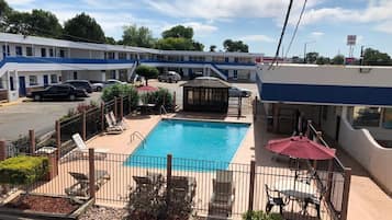 Een seizoensgebonden buitenzwembad