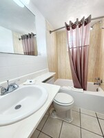 Bañera con ducha, artículos de tocador gratuitos, toallas, jabón