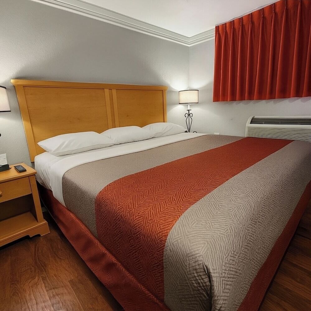 Standard-huone, 1 suuri parisänky, tupakointi kielletty, jääkaappi ja mikroaaltouuni | Ylelliset vuodevaatteet, yksilöllisesti sisustettu