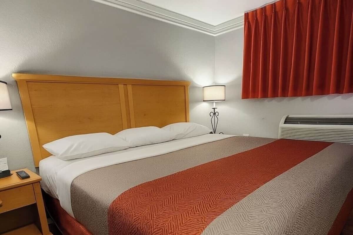 Standard-huone, 1 suuri parisänky, tupakointi kielletty, jääkaappi ja mikroaaltouuni | Ylelliset vuodevaatteet, yksilöllisesti sisustettu