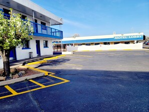 BBQ/picnic Area - Motel 6 Canon City, CO (Canon City)