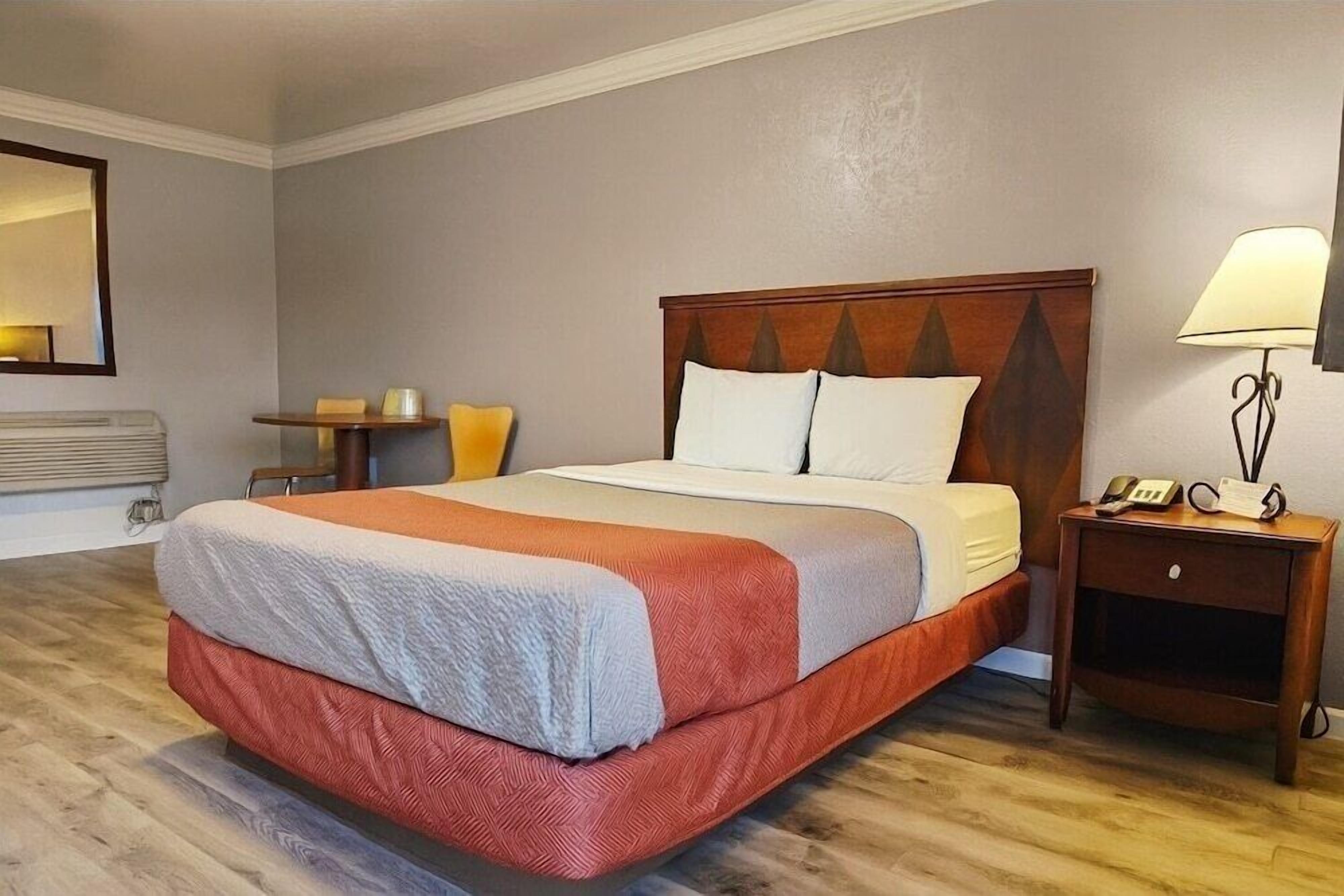 Deluxe Room, 1 Queen Bed, Non Smoking, Refrigerator & Microwave | Premium bedding, individually decorated, individually furnished, desk