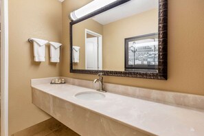 Combined shower/bathtub, free toiletries, hair dryer, towels