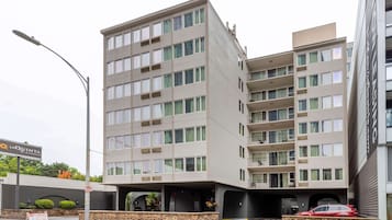 Ein mehrstöckiges Hotel im modernen Stil, mit Balkonen und einer Tiefgarage.