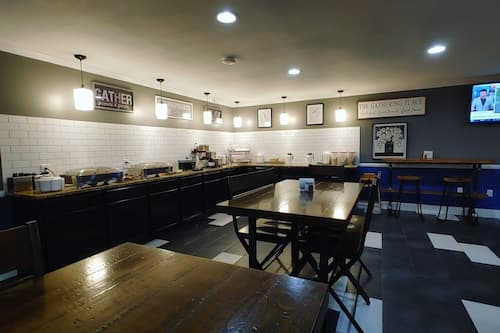 Free continental breakfast on weekends