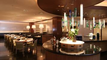 2 か所のレストラン、朝食、ランチ、ディナーに営業 (イタリア料理)