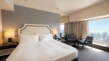 Room, 1 King Bed (High Floor) | Minibar, in-room safe, desk, laptop workspace