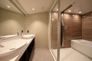 Junior Suite, 2 Double Beds | Bathroom