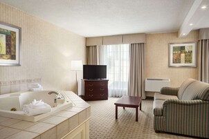 Suíte, 1 cama King, para não fumantes, banheira de hidromassagem | Escrivaninha, espaço de trabalho para notebook