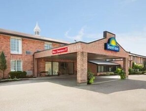 Front of property - Days Inn by Wyndham Brantford (Brantford)