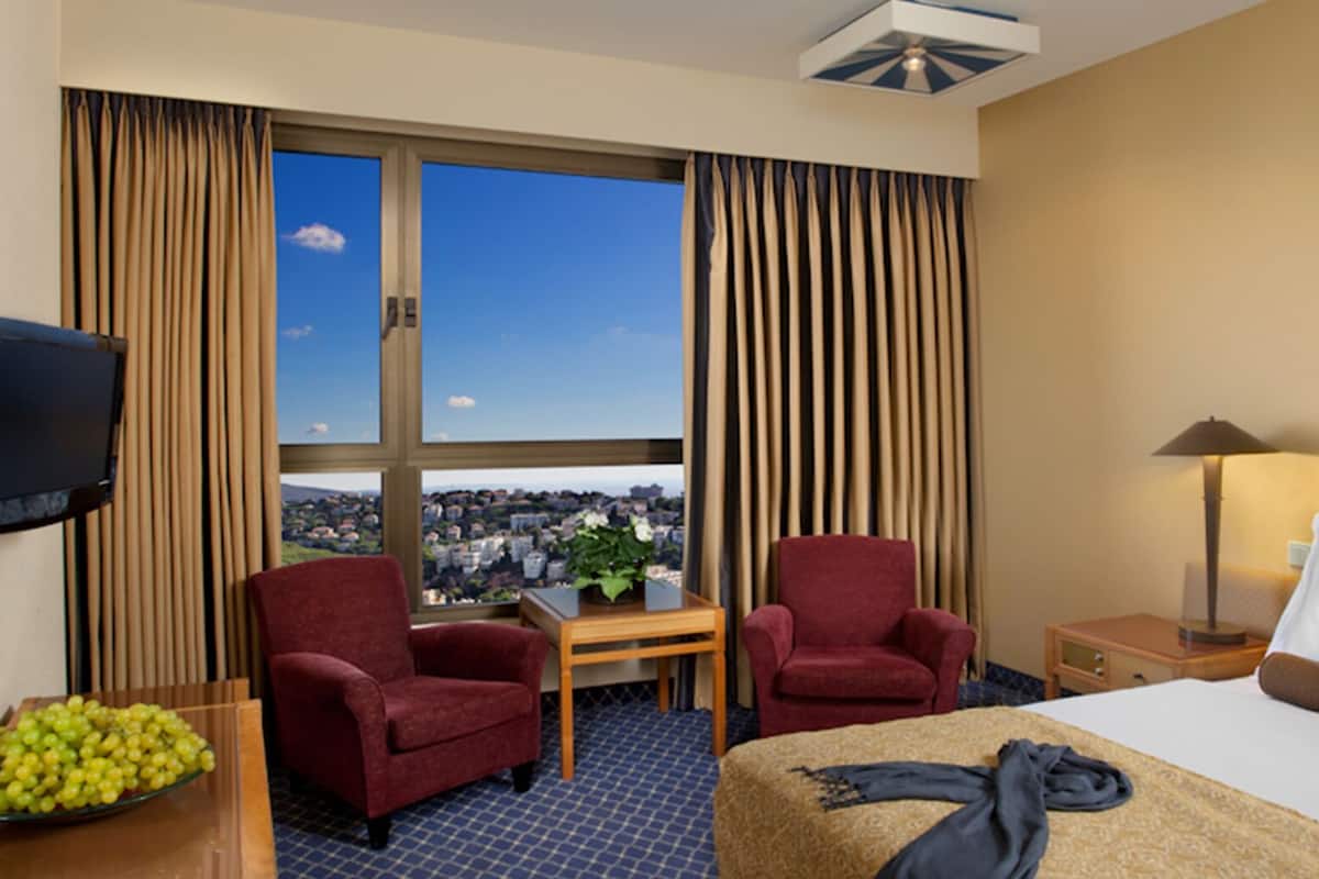 Minibar, in-room safe, desk, soundproofing