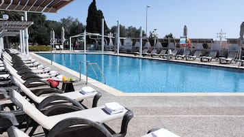 Seasonal outdoor pool, pool umbrellas