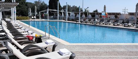 Piscine extérieure (ouverte en saison), parasols de plage