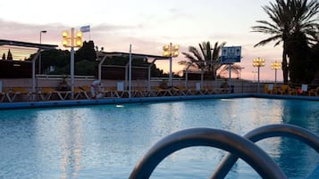 Piscine extérieure (ouverte en saison), parasols de plage