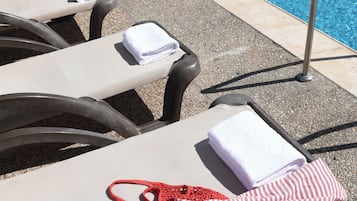 Sæsonbestemt udendørs pool, parasoller