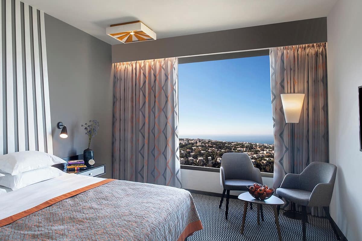 Executive Carmel View | Minibar, in-room safe, desk, soundproofing