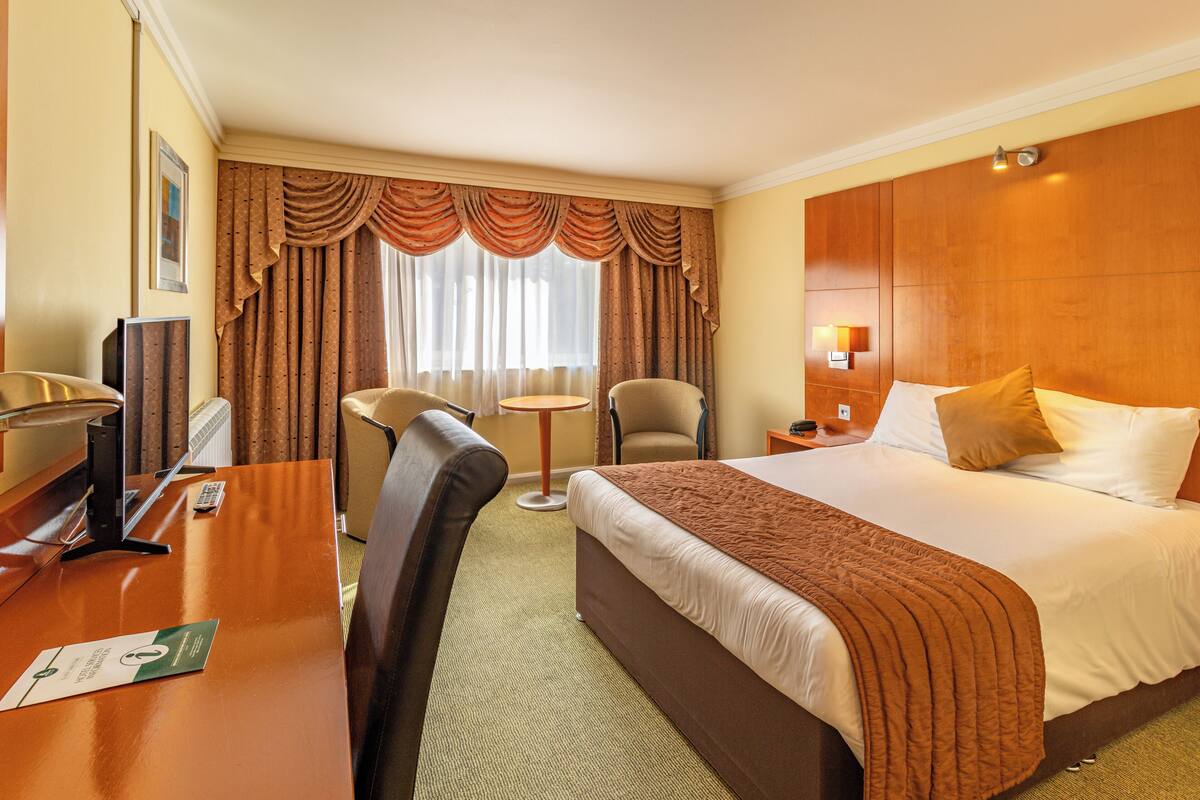 Standard Double Room | In-room safe, desk, iron/ironing board (on request), free WiFi