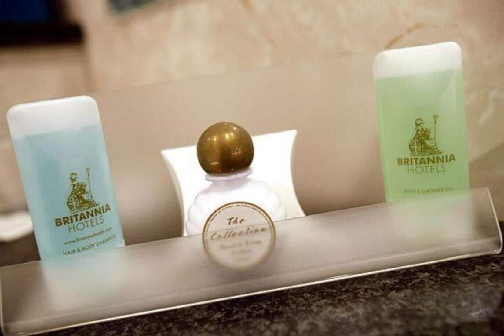 combined shower/bathtub, hair dryer, towels