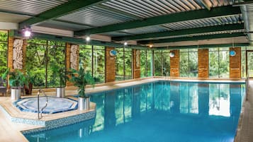 Piscine couverte, chaises longues