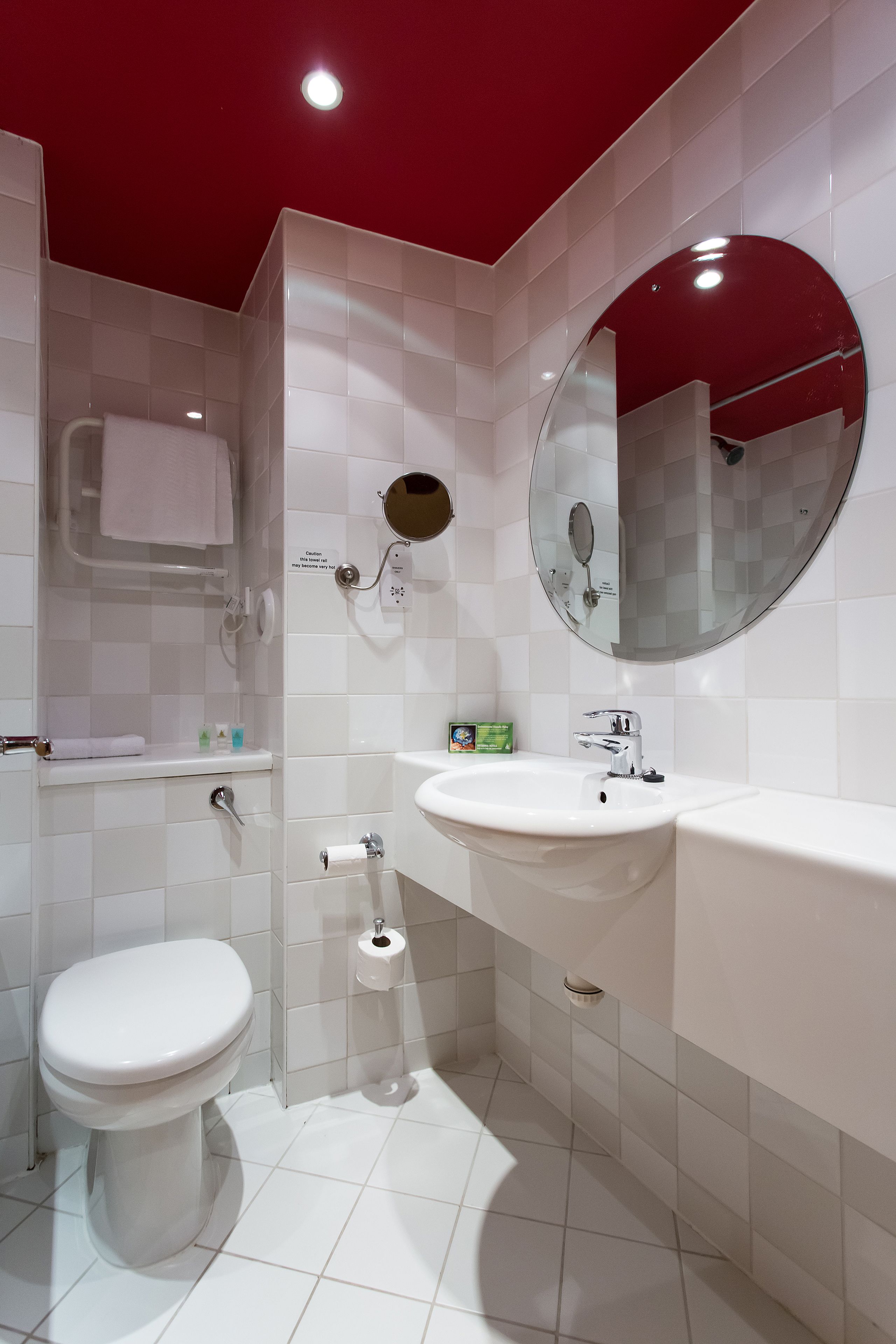 combined shower/bathtub, hair dryer, towels