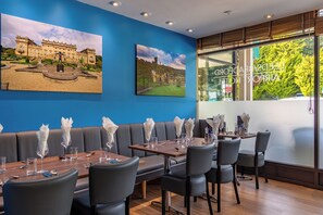 Petit déjeuner, déjeuner et dîner servis sur place