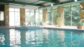 Indoor pool, sun loungers