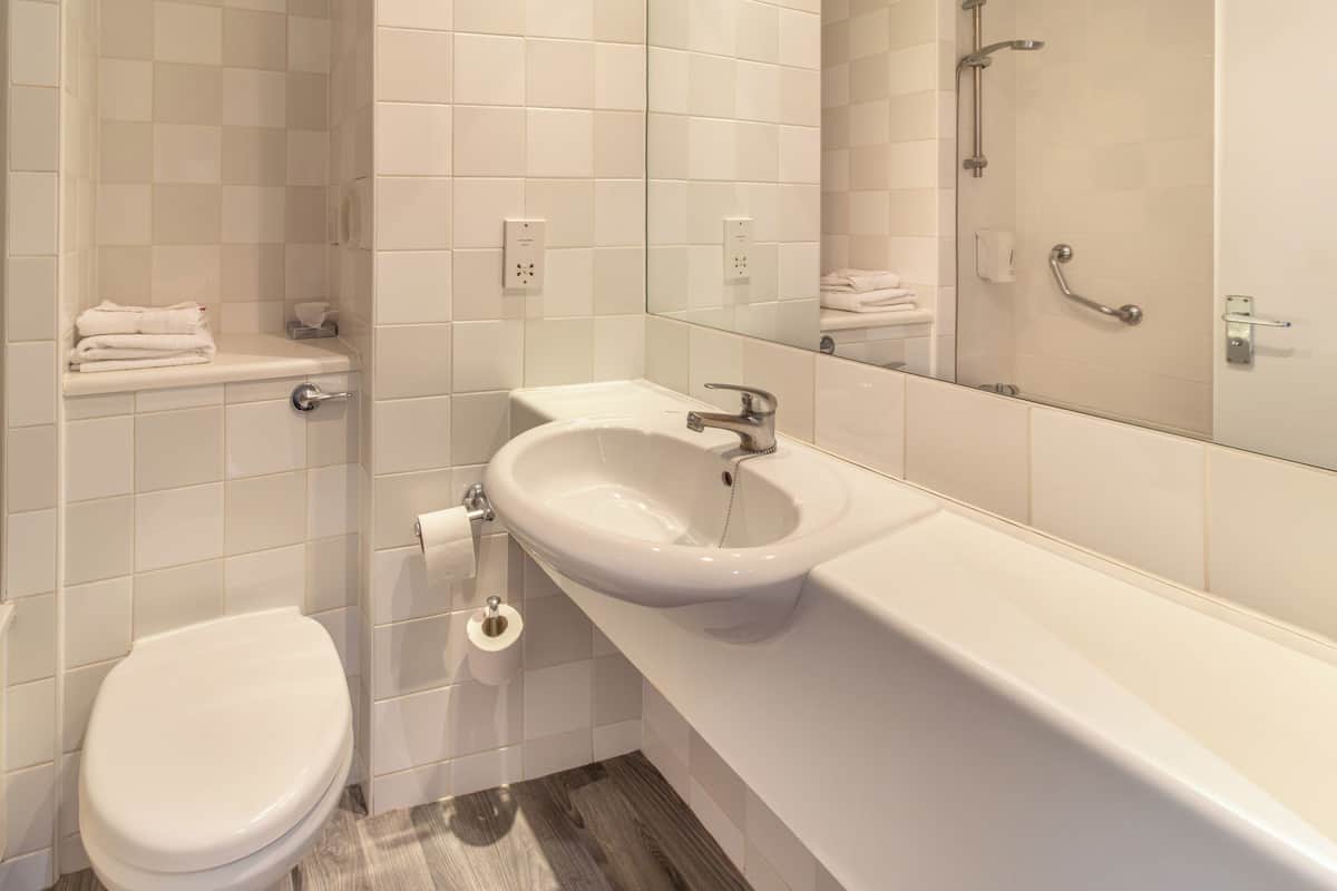 combined shower/bathtub, hair dryer, towels