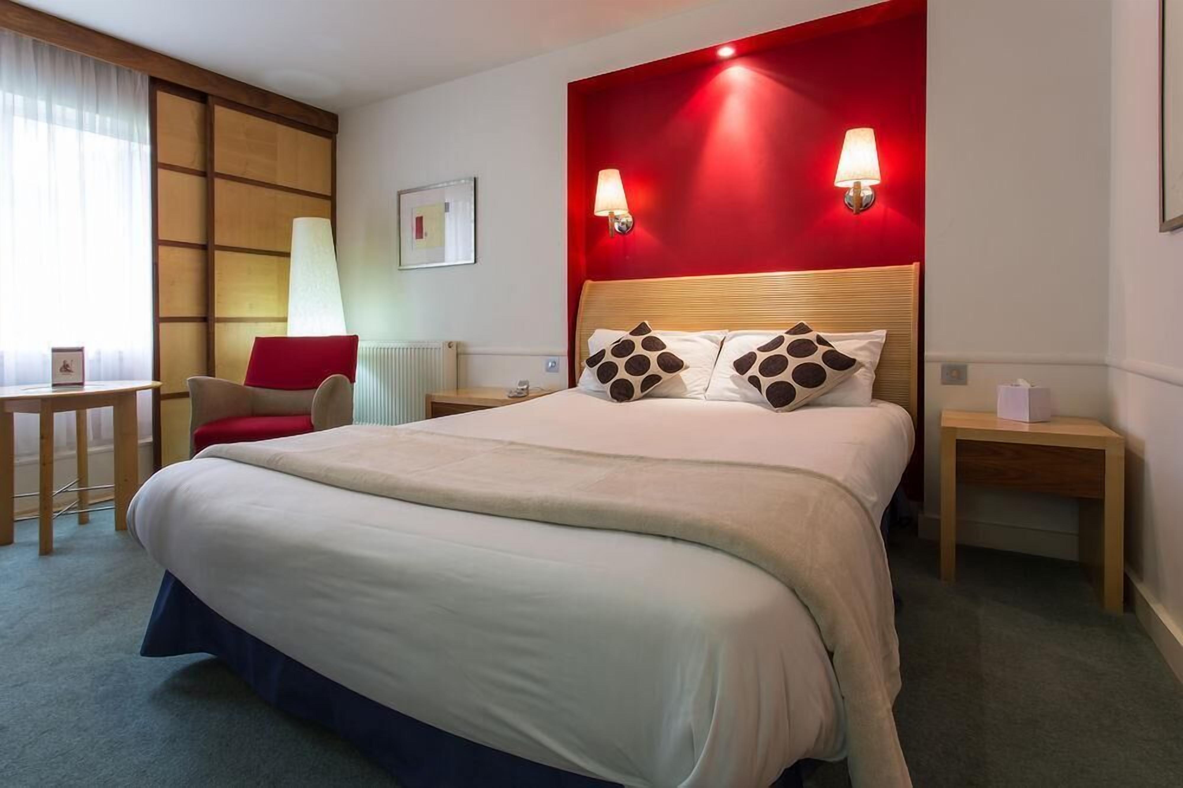 In-room safe, desk, iron/ironing board (on request), WiFi (free)