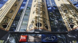 A tall building with multiple windows and a sign for ibis hotels. - ibis Paris La Villette Cité des Sciences 19ème (Paris)