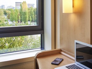 Desk, blackout curtains, soundproofing, iron/ironing board - ibis Paris La Villette Cité des Sciences 19ème (Paris)