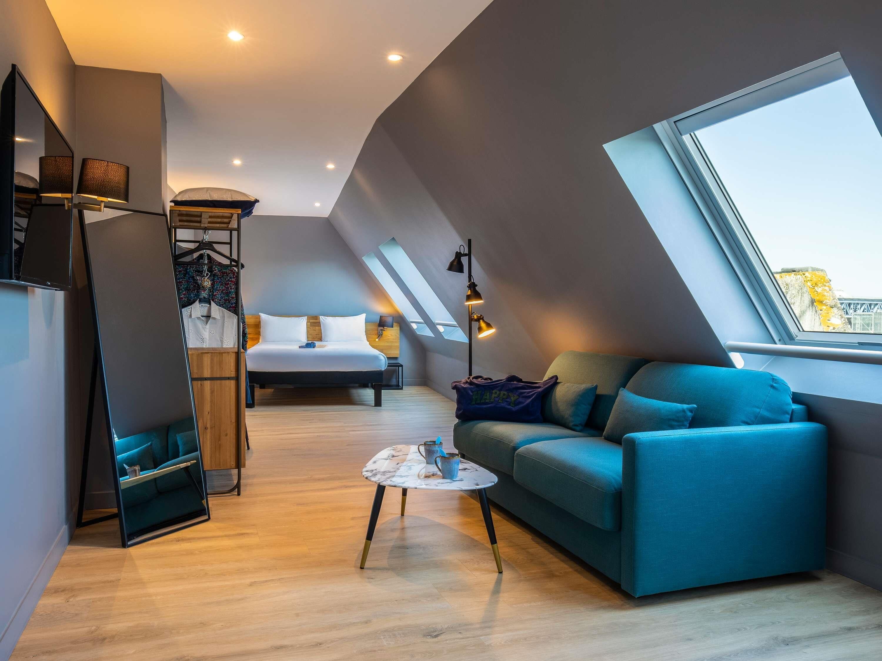 Bureau, rideaux occultants, chambres insonorisées