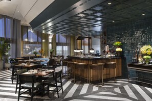 2 restaurants, breakfast served