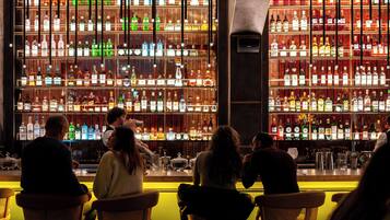 Serviert Abendessen und Happy Hour