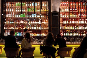 Serverer middag og happy hour