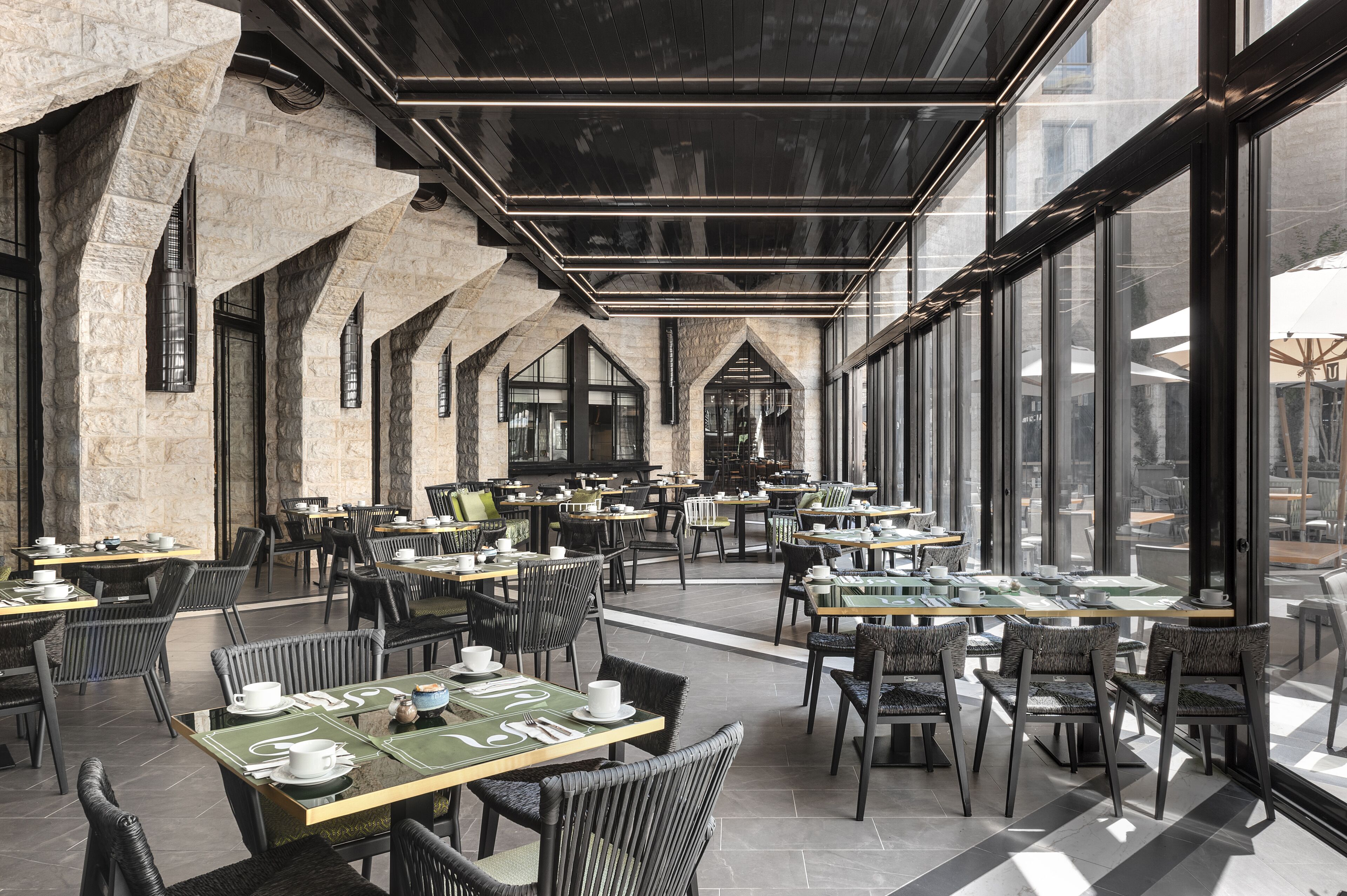 2 restaurants, breakfast served