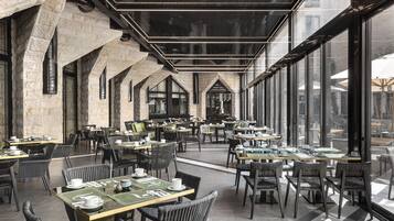 2 restaurantes; se sirven desayunos