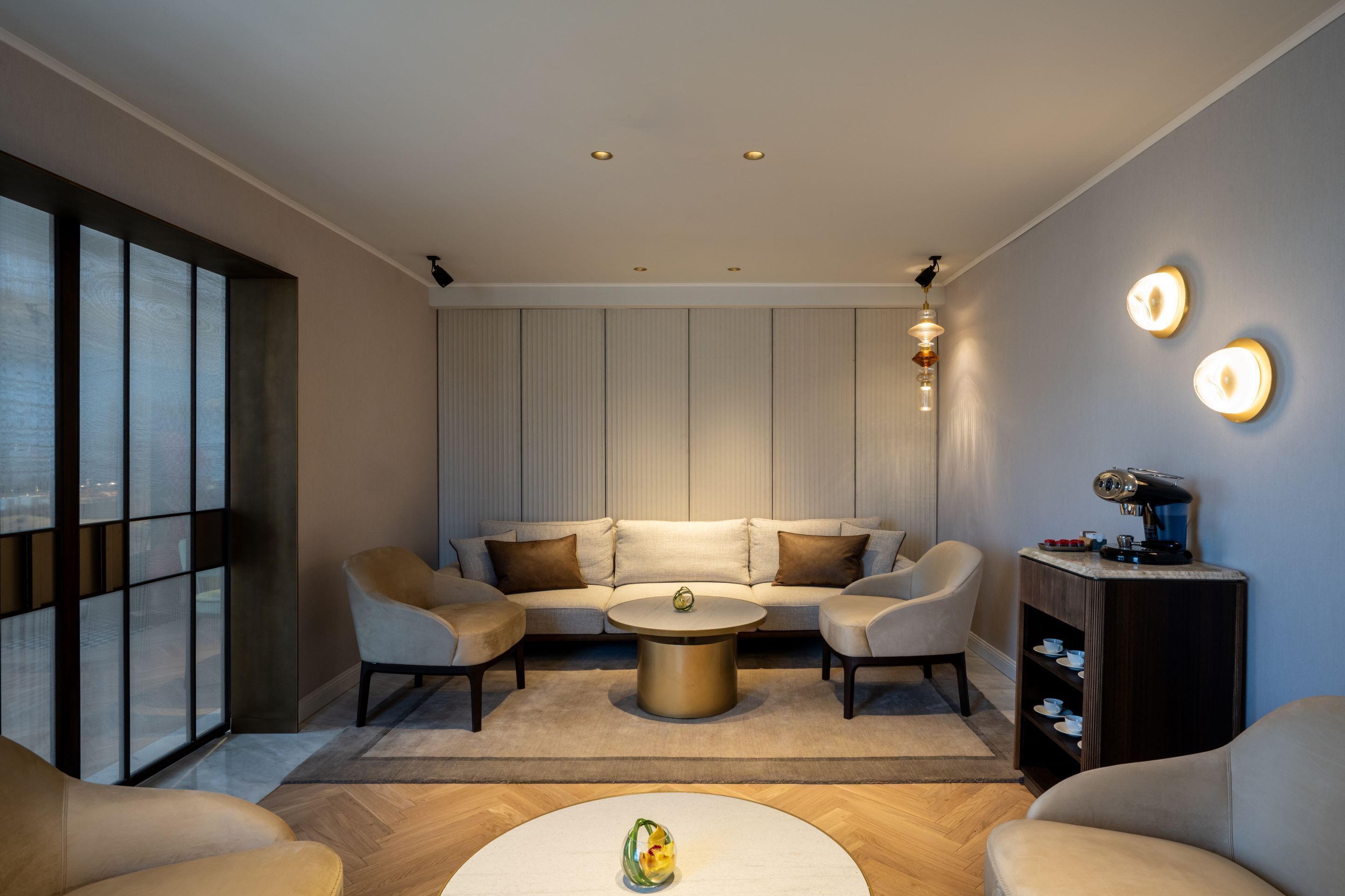 2 restaurants, breakfast served