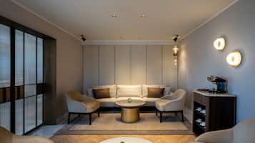 Una sala de estar moderna con un conjunto de sofás, una mesa de centro y un aparador con estantes.